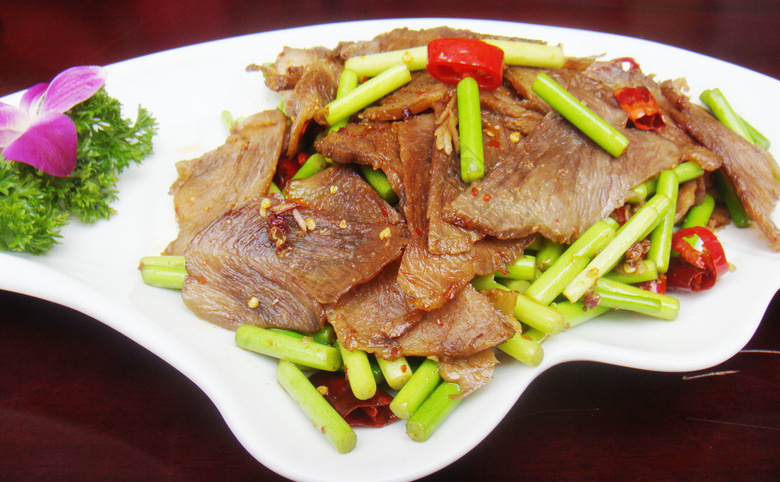 麻辣卤牛肉蒜苗图片