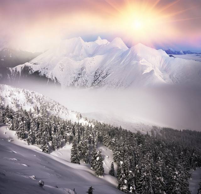 阳光下的雪山