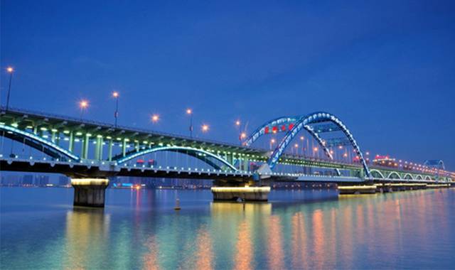 夜晚下的钱塘江大桥