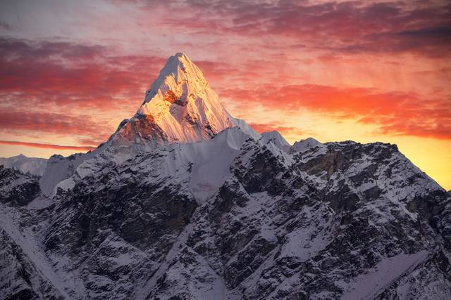 夕阳下的雪山