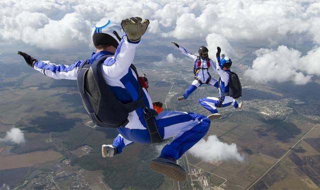 冒险飞翔运动跳伞图片