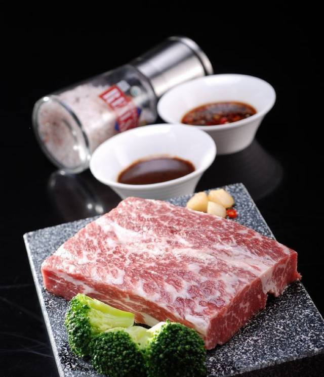 石板烧排酸和牛肉美食图片