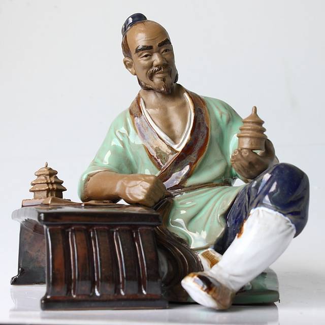 喝酒雕塑人物