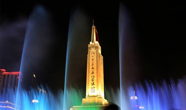 夜晚灯光的南昌起义纪念塔