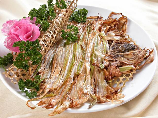竹网鲈鱼美味高清图片