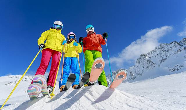 三人滑雪图片