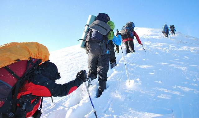 户外攀登雪山