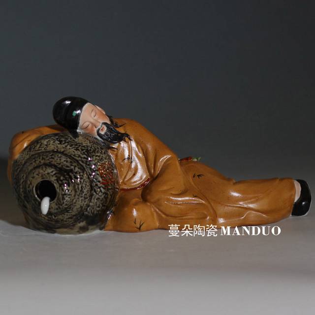 喝酒雕塑人物