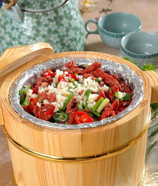 面饼捞牛柳高清图片