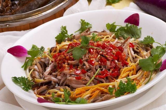 山菇酱香肚美食图片