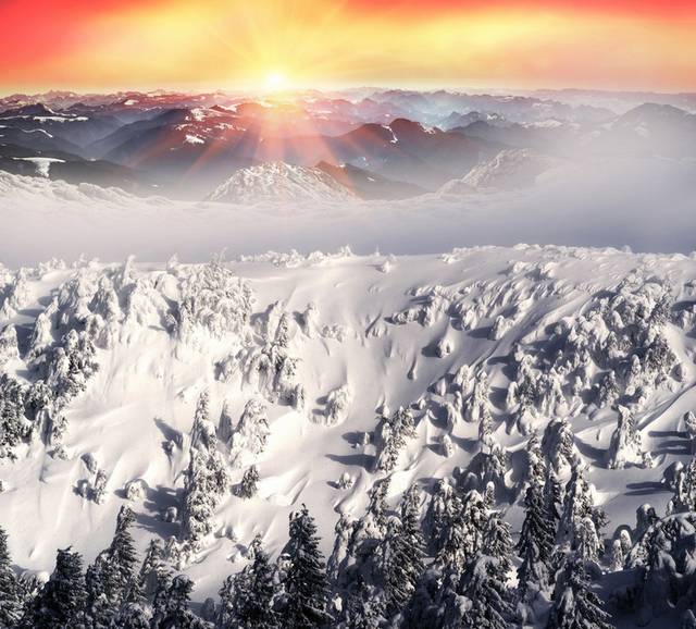 夕阳下的雪山冰山