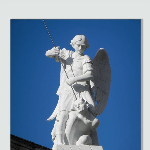 白色天使与恶魔雕塑