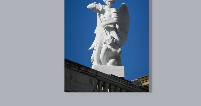 白色天使与恶魔雕塑