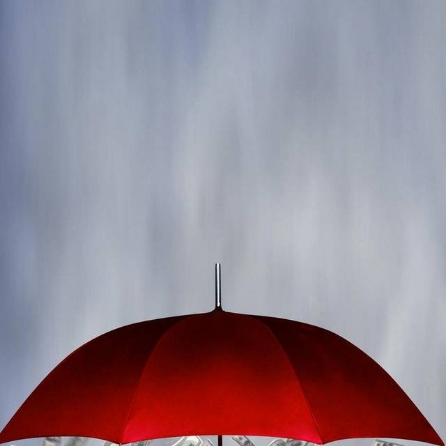 红色雨伞背景图片