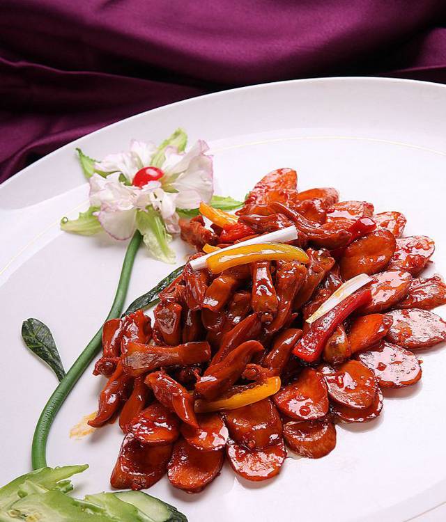 野山菌炒鸭舌美味高清图片