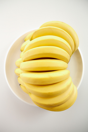 香蕉摆在盘子照片图片