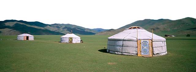 草原上的蒙古包元素