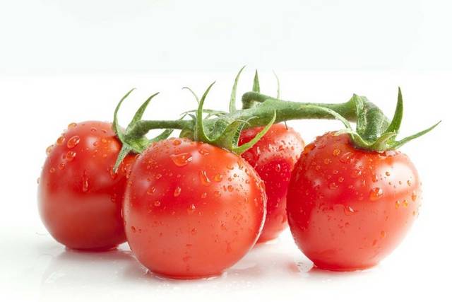 四个新鲜的西红柿
