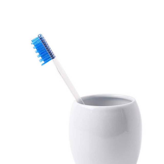 杯子里的塑料牙刷