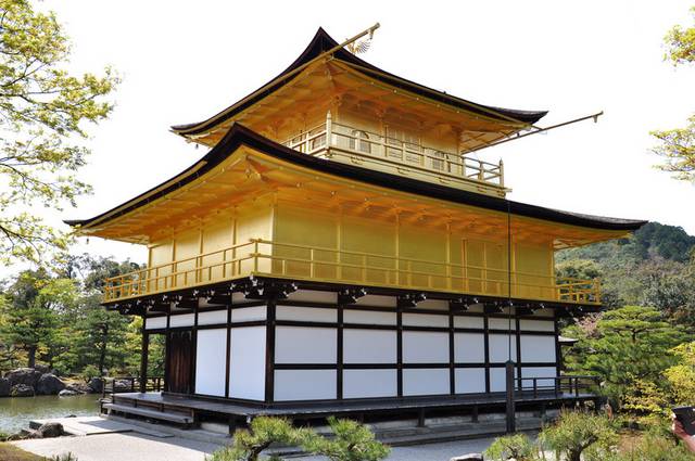 金黄色日本建筑