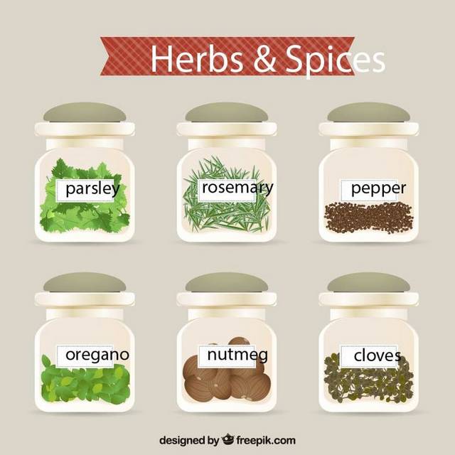 一组瓶装调料