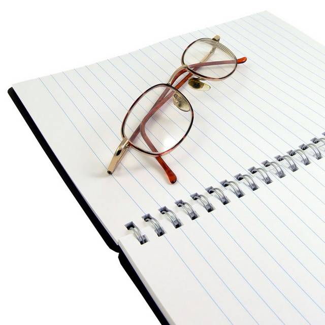 笔记本上的眼镜