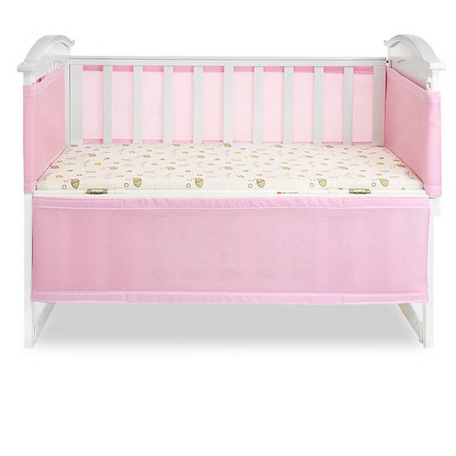 粉色婴儿床