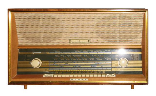木质老式收音机