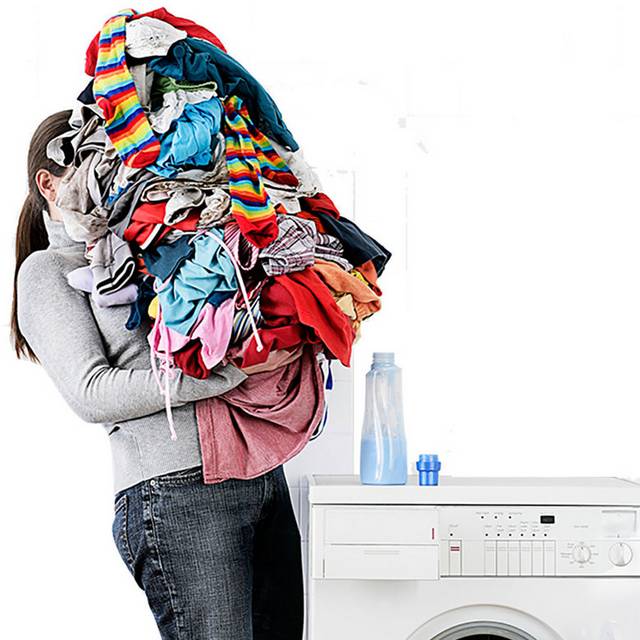 女人抱衣物洗衣机