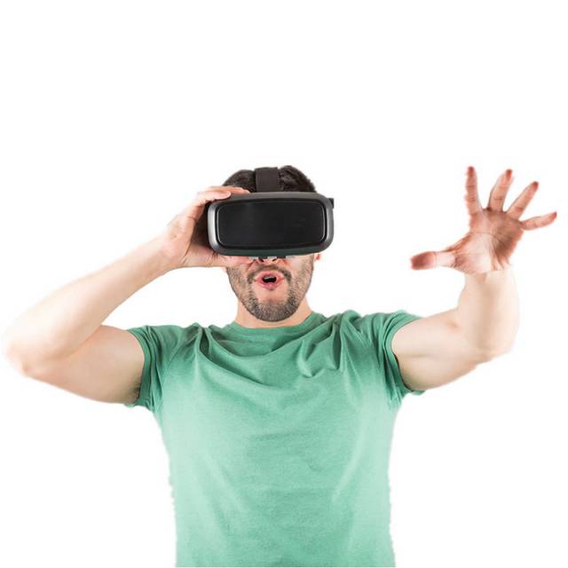 使用VR设备的男子