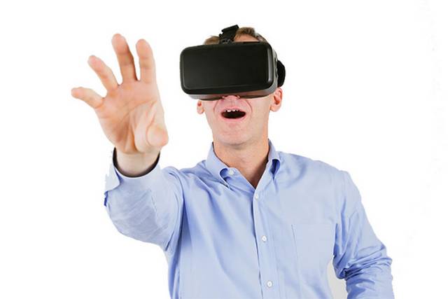 使用VR设备的男人