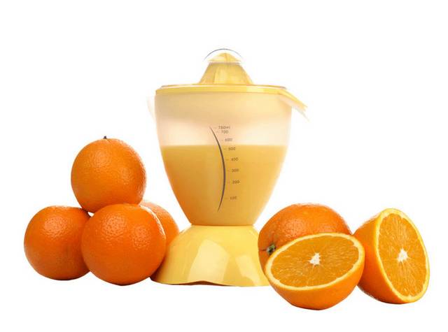 榨汁机和橙子
