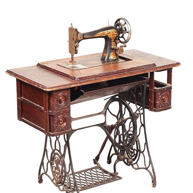 老式缝纫机桌子素材