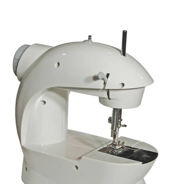 白色现代小缝纫机