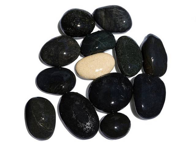 精致的黑色石头