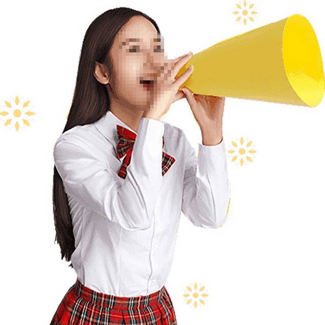 拿着扩音器的模特