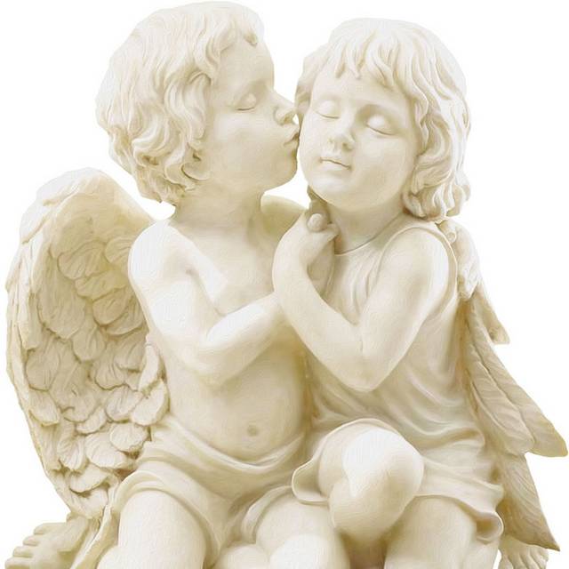 两个天使雕像