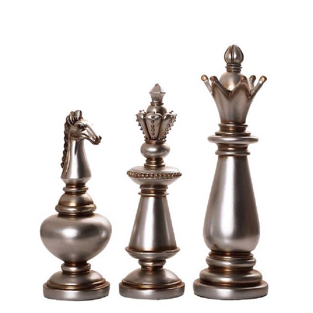 三颗国际象棋棋子