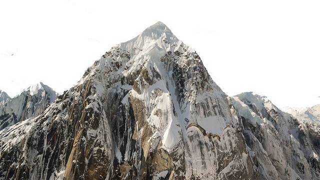 高耸的雪山山峰