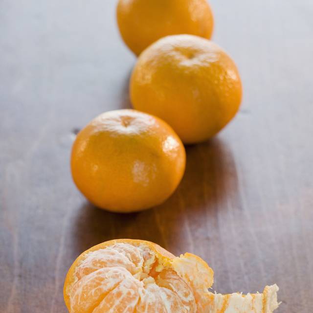 木桌上的橘子