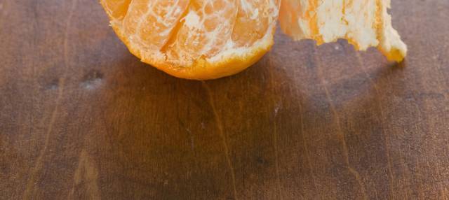 木桌上的橘子