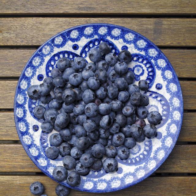 陶瓷盘子里的蓝莓