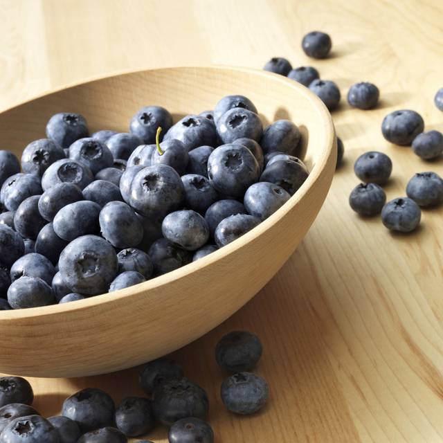 木盘里的蓝莓
