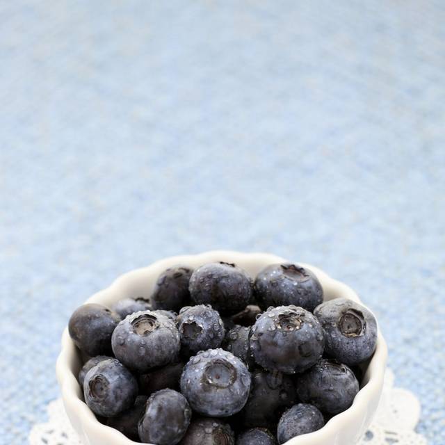 白碗里的蓝莓