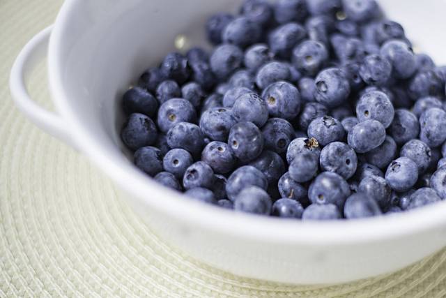 碗里的蓝莓设计元素