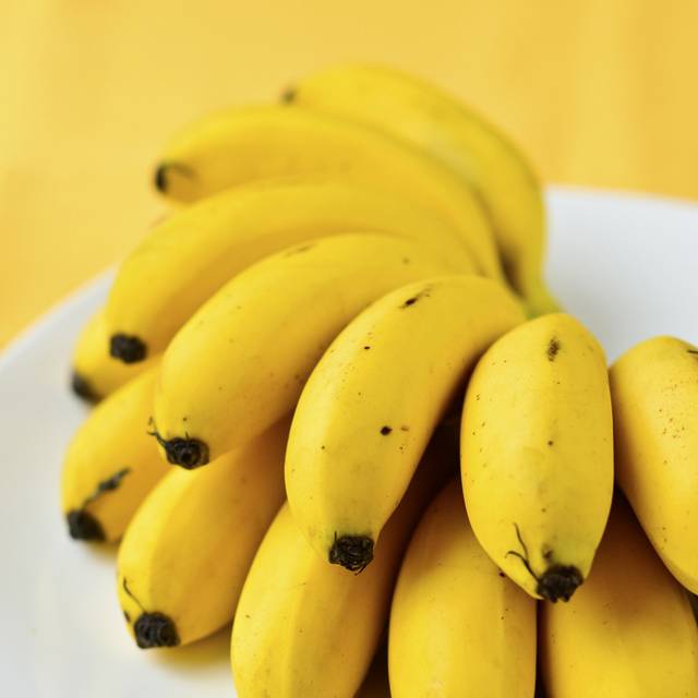 盘子里的香蕉素材