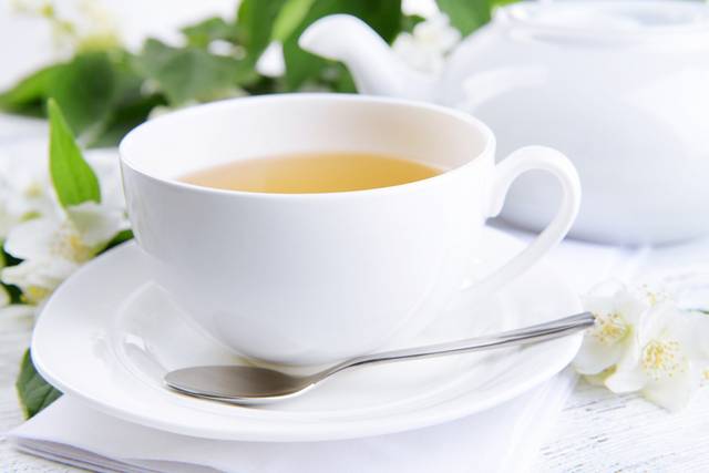 精美白瓷茶具泡茶