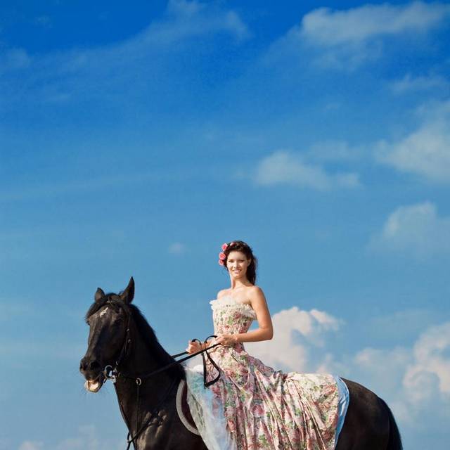 骑马的美女
