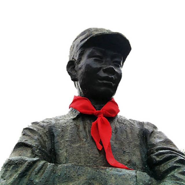 戴红领巾的烈士雕塑