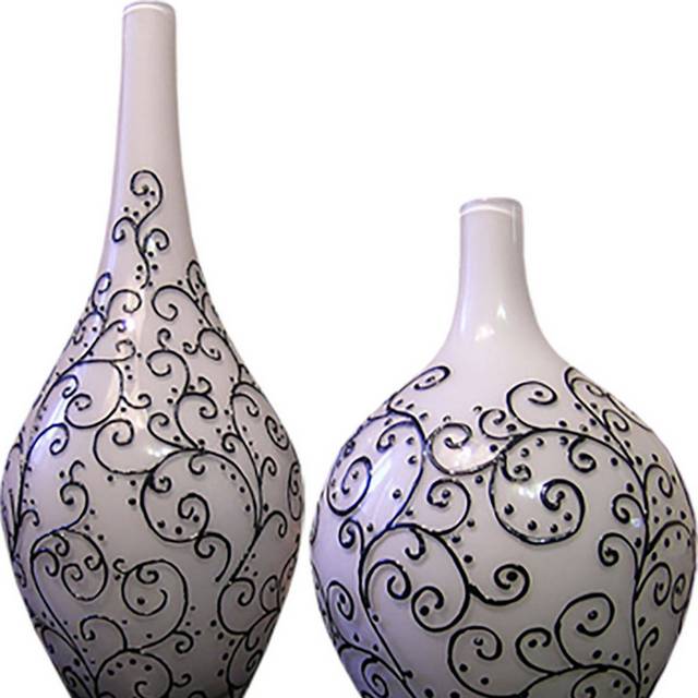 两个陶瓷花瓶